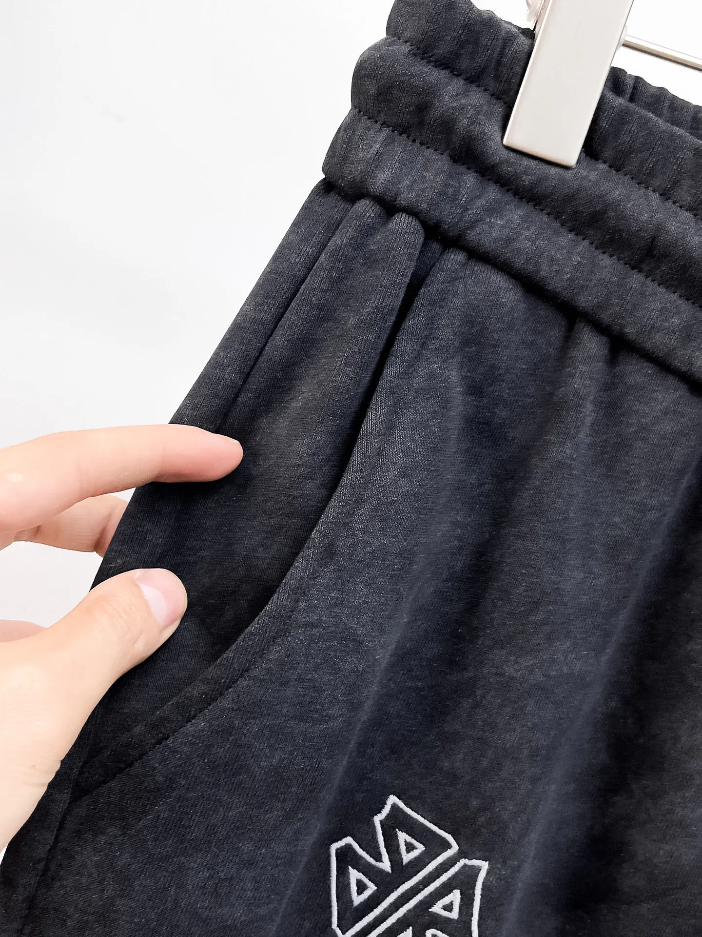 Balenciaga 🆕2026 Autumn and Winter New Arrival Casual Pants! The official website will be released simultaneously. Brand Classic LOGO casual pants, customized fabrics, excellent comfort and strong touch. Highly recognisable, perfect appearance and craftsmanship. Size:M-3XL